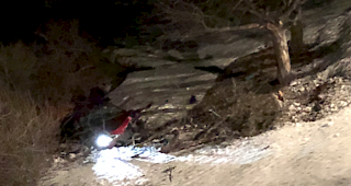 Der Autofahrer kam in Gr&auml;chen von der Strasse ab und st&uuml;rzte einen Hang hinunter.