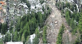 In der Falllinie. Der bis zu 4000 Tonnen schwere Felsblock kam nahe an Wohnh&auml;usern zu stehen.  