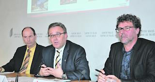 Informierten. Pierre-Andr&eacute; Charbonnet (Dienstchef der kantonalen Finanzverwaltung), Staatsrat Roberto Schmidt und Kantonsarchitekt Philippe Venetz (von links) sind von der neuen Immobilien-Strategie des Kantons &uuml;berzeugt. 