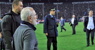 Zwei Tage nach seinem Revolver-Auftritt auf dem Fussballfeld hat der Besitzer des griechischen Erstligisten PAOK Saloniki, Iwan Savvidis, sich offiziell entschuldigt.