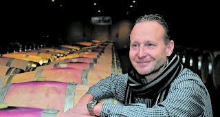 Einer der zufriedenen Winzer. Manfred Cina von der Kellerei Fernand Cina, hier in seinem Weinkeller mit den Barriquef&auml;ssern. Er war selber lange Mitglied im Grand-Cru-Komitee und weiss, was es f&uuml;r einen Spitzenwein mit diesem Label braucht.  