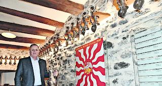 Kannen dokumentieren Geschichte. Der Leuker Burgermeister Adalbert Grand im neu gestalteten Carnotzet der Burgerschaft: &laquo;Ein St&uuml;ck Geschichte&raquo;. 