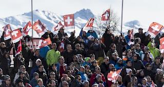 Herausforderungen. Zuschauer im Zielraum von Crans Montana (Symbolbild).