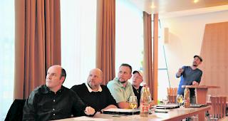 FVO-Vorstand. Louis Furrer, Philipp Hutter, Matthias Murmann, Christoph Hagen und Pr&auml;sident Hubert Summermatter (von links) informierten ihre Berufskollegen &uuml;ber die Aktivit&auml;ten des Oberwalliser Fahrlehrerverbands.  