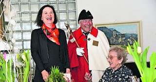 Freudentag. Staatsr&auml;tin Esther Waeber-Kalbermatten, Weibel Kurt Locher und Anna Arnold-Zenklusen, die gestern im &laquo;Englischgruss&raquo; ihren 100. Geburtstag feierte: Wer lacht, hat mehr vom Leben&hellip; 