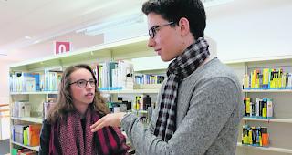 Interessiert. Zwei Leben sollte man haben, um die ganzen B&uuml;cher in der Philosophie-Abteilung lesen zu k&ouml;nnen, meinen Rafaela Schinner (20) und Tim Krappel (18). 