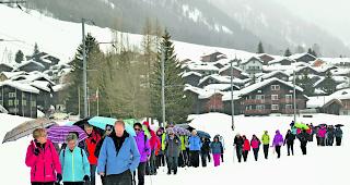 Zusammen unterwegs. Auf dem Wanderweg nach Gluringen, rund 100 Teilnehmer nahmen am Ausflug teil.  