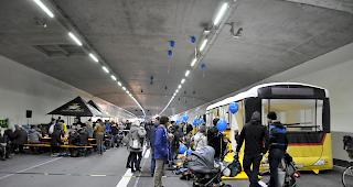 Einmal etwas anderes: Volksfeststimmung in der S&uuml;dr&ouml;hre des Tunnels Eyholz.