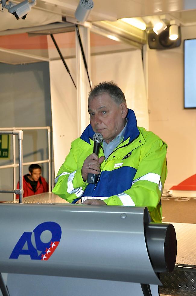 Nach seiner Rede drehte Staatsrat Jacques Melly im Tunnel eine Runde mit dem Velo.