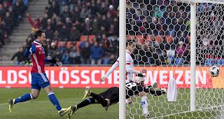 Sittens Quentin Maceiras und Torh&uuml;ter Kevin Fickentscher sind zu sp&auml;t um das 1:0 zu verhindern.