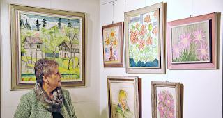 Einheimisches Schaffen. Helene Jossen im &laquo;Tr&auml;ffpunkt&raquo;, inmitten der Gem&auml;lde von Josef Mutter: Einheimisches Schaffen w&uuml;rdigen. 