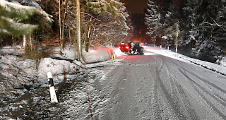 Eine 25-j&auml;hrige Lenkerin ist am Montag in Maienfeld GR mit ihrem Auto auf schneebedeckter Strasse auf dem Dach gelandet.
