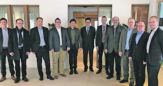 Verwaltungsrat, Gesch&auml;fts- und Betriebsf&uuml;hrung. Von links: Samuel Wyer (neuer VR-Sekret&auml;r), Mathias Bischoff (Betriebsf&uuml;hrer), Christian Imsand (Delegierter des Staatsrats im VR), Martin Gattlen (neuer Gesch&auml;ftsf&uuml;hrer), Raoul Albrecht (VR), Marold Hofstetter (VR), Marcel Ottenkamp (VR), Michel Schwery (VR), Paul Michellod (Pr&auml;sident), Beat Abgottspon (bisheriger Gesch&auml;ftsf&uuml;hrer und VR-Sekret&auml;r), Rolf W. Mathis (Vizepr&auml;sident).  