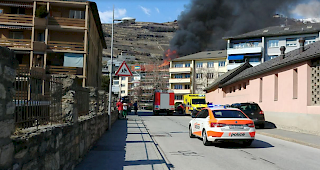Auf dem Dach eines Mehrfamilienhauses in Sitten ist am Mittwoch ein Feuer ausgebrochen.