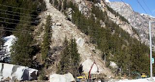 Seit einigen Tagen ist der Forstbetrieb damit besch&auml;ftigt, weggerissene B&auml;ume aus der Vispa zu r&auml;umen. 