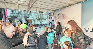 Hautnah. Patrizia Kummer mit jungen Fans, Christophe Darbellay springt als Fotograf ein.