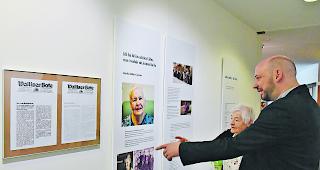 Erinnerungen. Heimleiter Markus Lehner mit Maria Manz, einer Bewohnerin des Visper Martinsheims, in der Ausstellung &laquo;alt werden  &ndash;  alt sein&raquo;: Erinnerungen stehen im Mittelpunkt. 