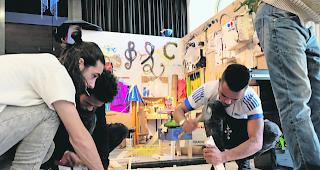 Anpacken. Die Integrationsklasse der Berufsschule bastelte gestern Morgen an der Raumstation weiter. Das Endprodukt kann ab heute Abend bestaunt werden.  