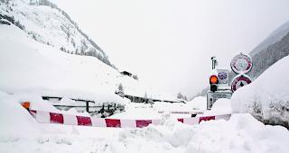 Die Strasse T&auml;sch-Zermatt muss im Winter nach Neuschnee immer wieder gesperrt werden.