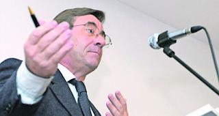 Historisch. An der ausserordentlichen GV im Januar 2001 legte Jean-Pierre Sonois, VR-Pr&auml;sident der CDA, die Strategie der Franzosen dar. Zuerst gefeiert, wurden die Franzosen sp&auml;ter &laquo;vertrieben&raquo;.  