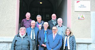 Zu Gast im Wallis. 1. Reihe von links: Marie Walschap (Stiftung ONSuisse-Maroc), Zaid Ahamam (Regionaldirektor ANAPEC), Halima Salak (Beraterin); 2. Reihe von links: Abdellatif El Bouch (Generalsekret&auml;r des Ministeriums f&uuml;r Berufsbildung, Marokko), G&eacute;rald Dayer (Chef der kantonalen Dienststelle f&uuml;r Landwirtschaft), Guy Bianco (Direktor der Landwirtschaftlichen Schule Wallis); 3. Reihe von links: Jacques Rossier (Chef des Amts f&uuml;r Obst- und Gem&uuml;sebau), Fran&ccedil;ois Parvex (Projektmanager SEREC) und Georges Bruchez (Gr&uuml;nder der Stiftung ONSuisse-Maroc).  