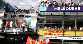 Auftaktsieg. Sebastian Vettel hat den GP von Australien f&uuml;r sich entschieden. Der Deutsche setzte sich vor Weltmeister Lewis Hamilton durch. Kimi R&auml;ikk&ouml;nen komplettierte das Podest als Dritter.