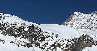 Sturz &uuml;ber Felswand. Ausserhalb des Skigebiets von Hohsaas ist am Samstag ein 19-j&auml;hriger Snowboarder aus Deutschland t&ouml;dlich verungl&uuml;ckt.