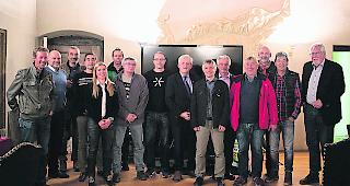 Intern heiss umstritten. Die Unterwalliser Genossen und Teilnehmer an der Olympia-Debatte: Patrice Morisod (Ex-Trainer Swiss-Ski), Thomas Gurtner (CEO Kandidatur &laquo;Sion 2026&raquo;), Andr&eacute; Georges (Bergf&uuml;hrer), Marco Aymon, Andr&eacute;a Zimmermann (Alpinist), Didier Plaschy (Trainer von Ramon Zenh&auml;usern), Didier Clavien, Maurice Fellay, Hans St&ouml;ckli (Vizepr&auml;sident Organisationskomitee &laquo;Sion 2026&raquo;), Tarcis An&ccedil;ay, Jean-Marc Koller (PLR), Roland Collombin (Ex-Skifahrer), Olivier Salamin, Jean-Pierre Epiney und Philippe Frossard (von links). 