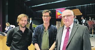 Zufrieden. Alle Beteiligten waren begeistert. Von links: Regisseur Nicolas Steiner, Komponist John G&uuml;rtler und Dirigent Josef Rotzer. 