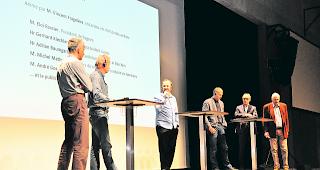 Runder Tisch. Das Gespr&auml;ch zwischen den Podiumsteilnehmern drehte sich im Kreis. Im Bild (von links) die Zweitwohnungsbesitzer Michel Mathys (Val d&rsquo;Anniviers) und Adrian Baumgartner (B&uuml;rchen), Moderator Vincent Fragni&egrave;re, Chefredaktor &laquo;Le Nouvelliste&raquo;, die Gemeindepr&auml;sidenten Gerhard Kiechler (Goms) und Eloi Rossier (Bagnes/Verbier) sowie VSV2W-Pr&auml;sident Andr&eacute; Gossauer. 