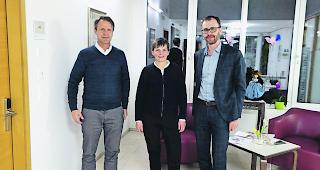 Gelungener Abend. Von links: Martin Kalbermatter (Direktor St. Anna), die Referentin Andrea Luise Koppitz und der Gesch&auml;ftsleiter des Sozialmedizinischen Zentrums Oberwallis Willy Loretan.  