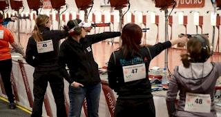 Doppelsieg. Natascha M&ouml;ri (zweite von links) holte sich beide Siege im Nachtschiessen.