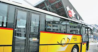 Direkt zum Nachbarn. Die in Blatten weilenden Osterg&auml;ste k&ouml;nnen von Dienstag bis Freitag mit dem Bus zur Talstation der Riederalp gelangen und dort Ski fahren.  