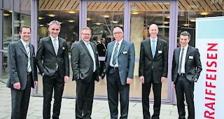 Haben gut lachen. Von links: Marco Pollinger, Philipp Zurwerra, VR-Pr&auml;sident Franz-Josef Amherd, Leander Zenh&auml;usern, Christian Perrig, Erhard Salzmann, Vorsitzender der Bankleitung, blicken auf ein erfolgreiches Jahr 2017 zur&uuml;ck. 