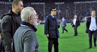 Drastische Strafe. Nachdem Savvidis, Pr&auml;sident des PAOK Saloniki, mit einer Pistole am G&uuml;rtel den Platz st&uuml;rmte, verdonnerte ihn die griechische Liga zu einem dreij&auml;hrigen Stadionverbot sowie einer Busse von 100