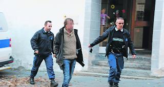 Taktisch klug. Die Karten schienen f&uuml;r den T&auml;ter R.T. (Bildmitte, auf dem Weg zum Kreisgericht Brig im November 2017) vor dem Walliser Kantonsgericht im Fall einer Neubeurteilung ung&uuml;nstig zu liegen. Deshalb zog er seinen Rekurs zur&uuml;ck. 