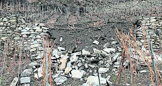 Schadensbild. Im Wallis fielen den starken Niederschl&auml;gen zahlreiche Trockensteinmauern zum Opfer. 