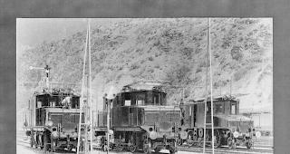 Leidenschaft. G&uuml;nther Klebes sammelt alles, was mit Bahn zu tun hat. Wie diese Postkarte von 1910, die Drehstrom-Lokomotiven beim Bahnhof Brig zeigt. 