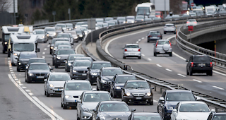 Der Osterreiseverkehr staut sich vor dem Gotthard-Tunnel auf mehrere Kilometer L&auml;nge.