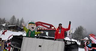 Ramon Zenh&auml;usern wird mit dem Maskottchen MoosAlbi ins Festgel&auml;nde gefahren.