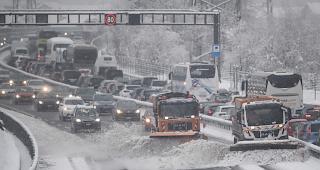 Am Samstag hat sich der Osterreiseverkehr bei winterlichem Schneetreiben vor dem Gotthard-Tunnel gestaut.