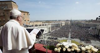 Papst feiert Messe auf dem Petersplatz.