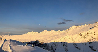 Unter F&ouml;hneinfluss: Das Wallis am Ostermontag von der Aletsch-Arena aus.