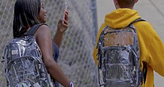 Klarsicht. An der Schule in Parkland m&uuml;ssen die Sch&uuml;ler mit durchsichtigen Rucks&auml;cken in die Schule.