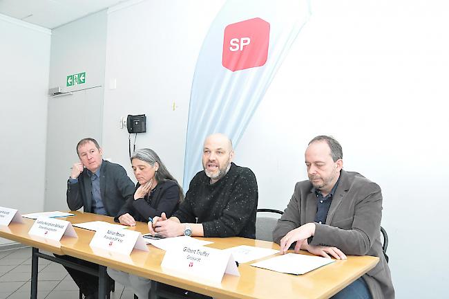 Thomas Antonietti (Gemeinderat), Laetitia Heinzmann Bellwald (Grossratssuppleantin), Adrian Streun (Präsident SP Visp) und Gilbert Truffer (Grossrat) fordern am Standort Visp ein Bildungszentrum für Gesundheit und Betreuung.