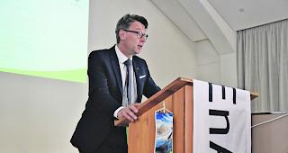 Aus- und R&uuml;ckblick. VR-Pr&auml;sident Dominique Candrian (links) blickt positiv in die Zukunft. Beat Abgottspon, VR-Sekret&auml;r, stv. Direktor und Leiter Finanzen, wird an der GV geehrt. Er war seit der Gr&uuml;ndung der EnAlpin im Jahr 2002 dabei und geht nun in den Ruhestand.  