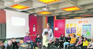 Einblick. Beim Referat von Steven Mack erhielten die Jugendlichen die M&ouml;glichkeit, sich mit Vertrauens&uuml;bungen auseinanderzusetzen. 