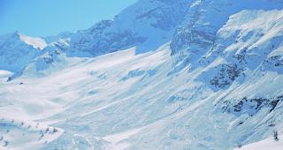 Gef&auml;hrlich. Es t&uuml;rmen sich immer noch m&auml;chtige Schneemassen in den Bergen, die zur Gefahr f&uuml;r Sportler und Wanderer werden k&ouml;nnen. 