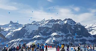 Gemeinsamer Abschluss der Wintersaison: Luftballons steigen in die H&ouml;he.