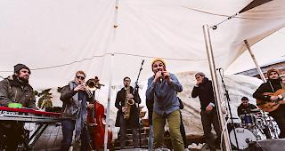 Die zehnk&ouml;pfige Band &laquo;&Scaron;uma Čovjek&raquo; ist musikalisch und menschlich eine globalisierte Truppe.